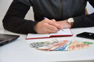 Aprobada la renta de 500 euros para inmigrantes sin papeles parados y jubilados